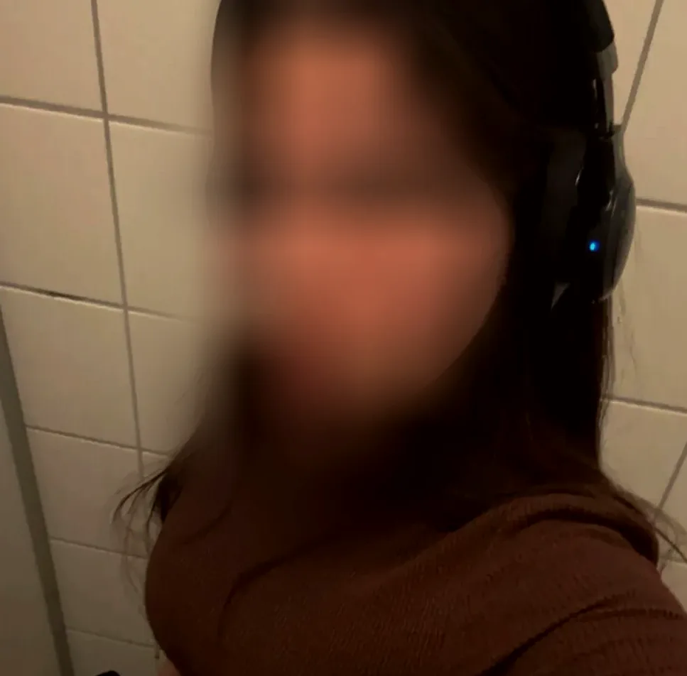 Amira, 25