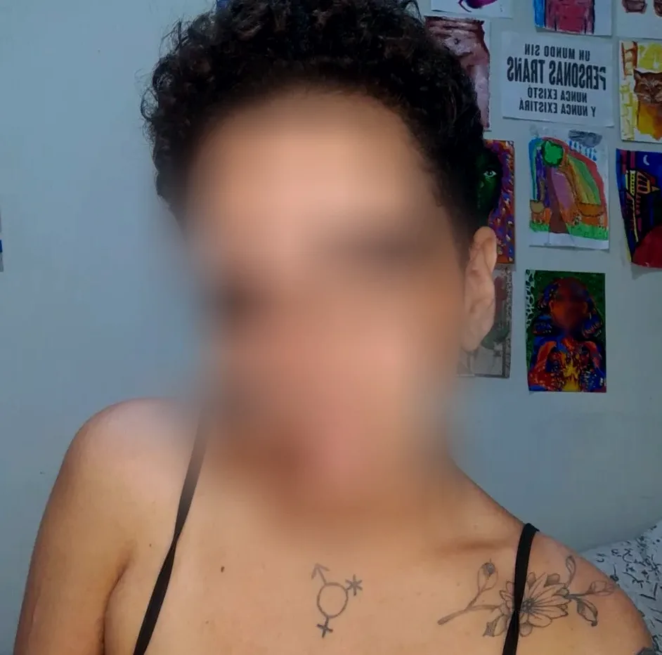 Julia, 26