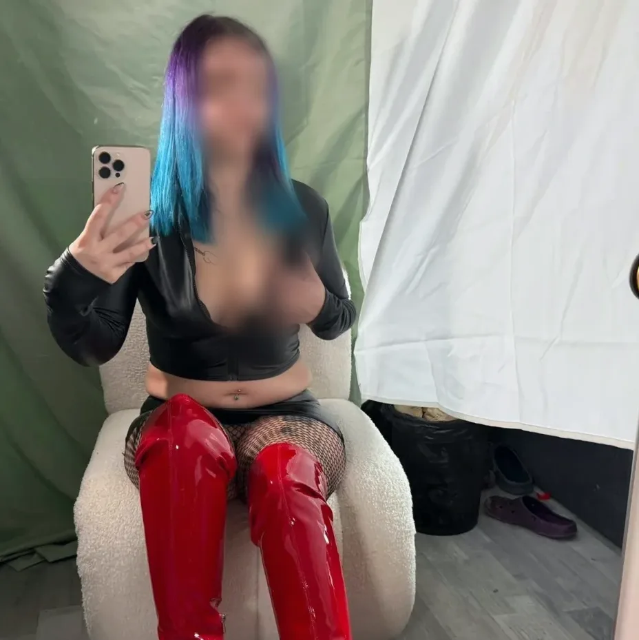 Nia, 27